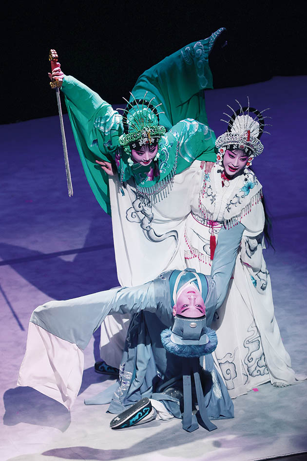 4月5日，演员在在奥地利维也纳穆特剧院表演婺剧《白蛇传》赵丁喆摄/本刊